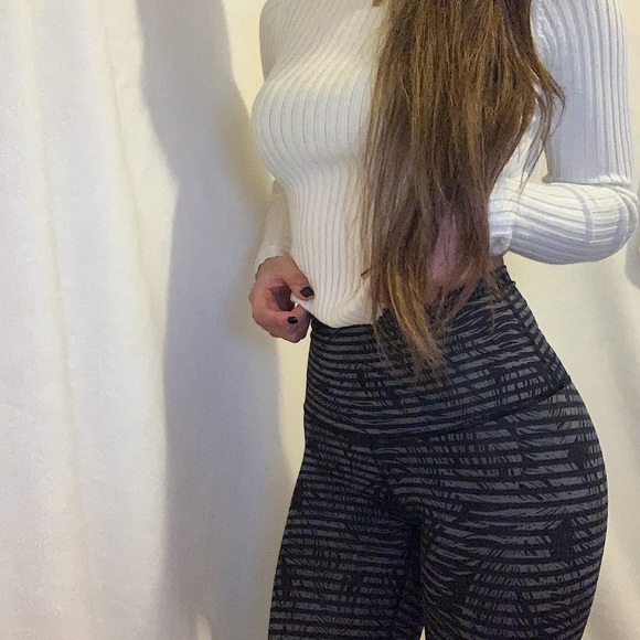 NWOT LULULEMON CAPRI LEGGINGS - Picture 4 of 5